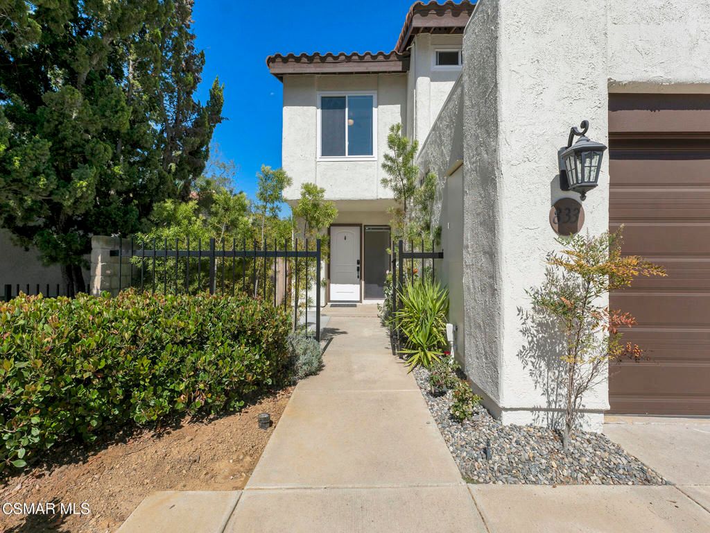 Image 2 of property listing at 833 Shadow Lake Drive, Thousand Oaks, CA 91360