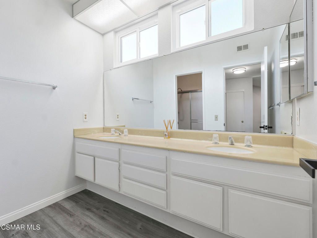 Image 24 of property listing at 833 Shadow Lake Drive, Thousand Oaks, CA 91360