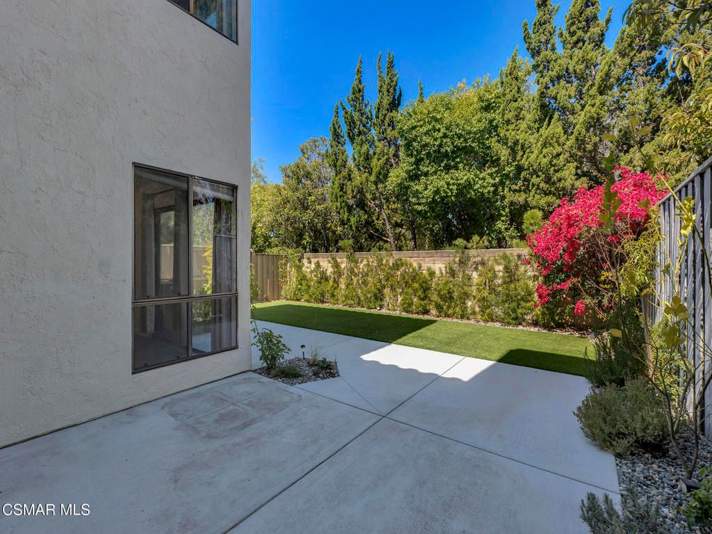 Image 36 of property listing at 833 Shadow Lake Drive, Thousand Oaks, CA 91360