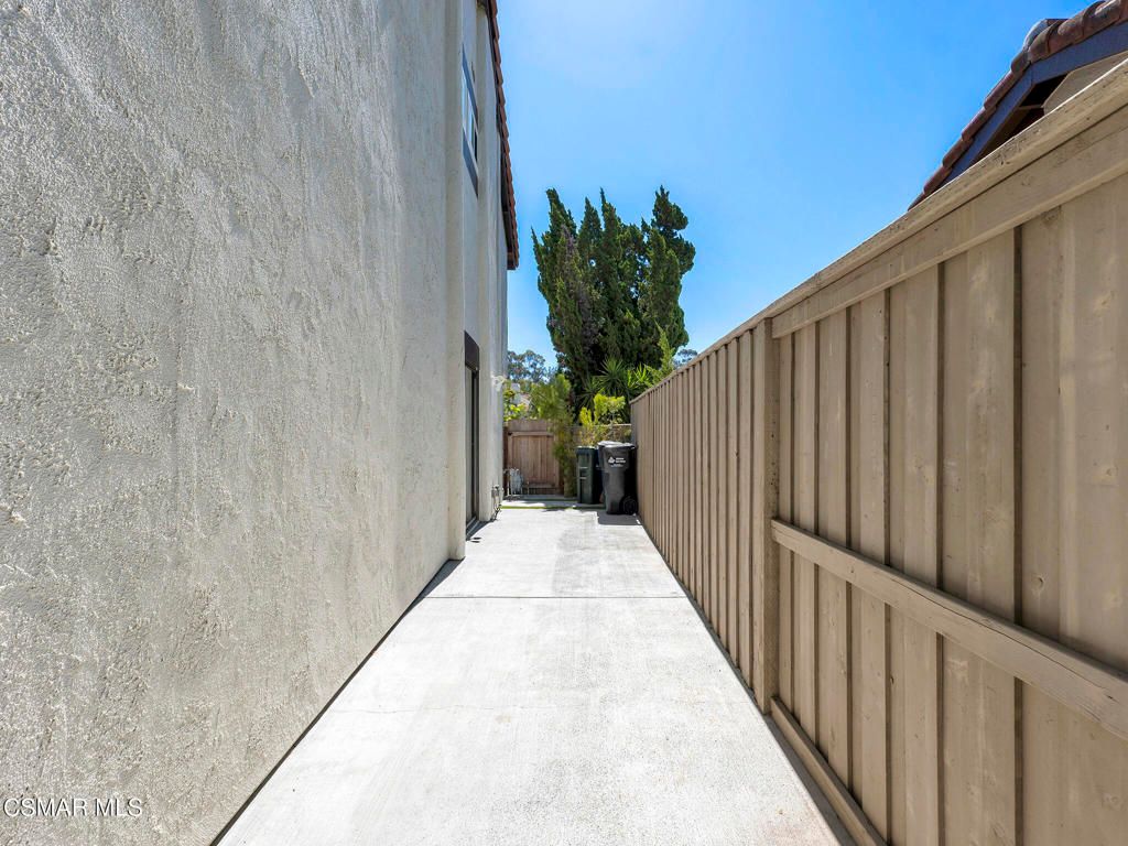 Image 37 of property listing at 833 Shadow Lake Drive, Thousand Oaks, CA 91360