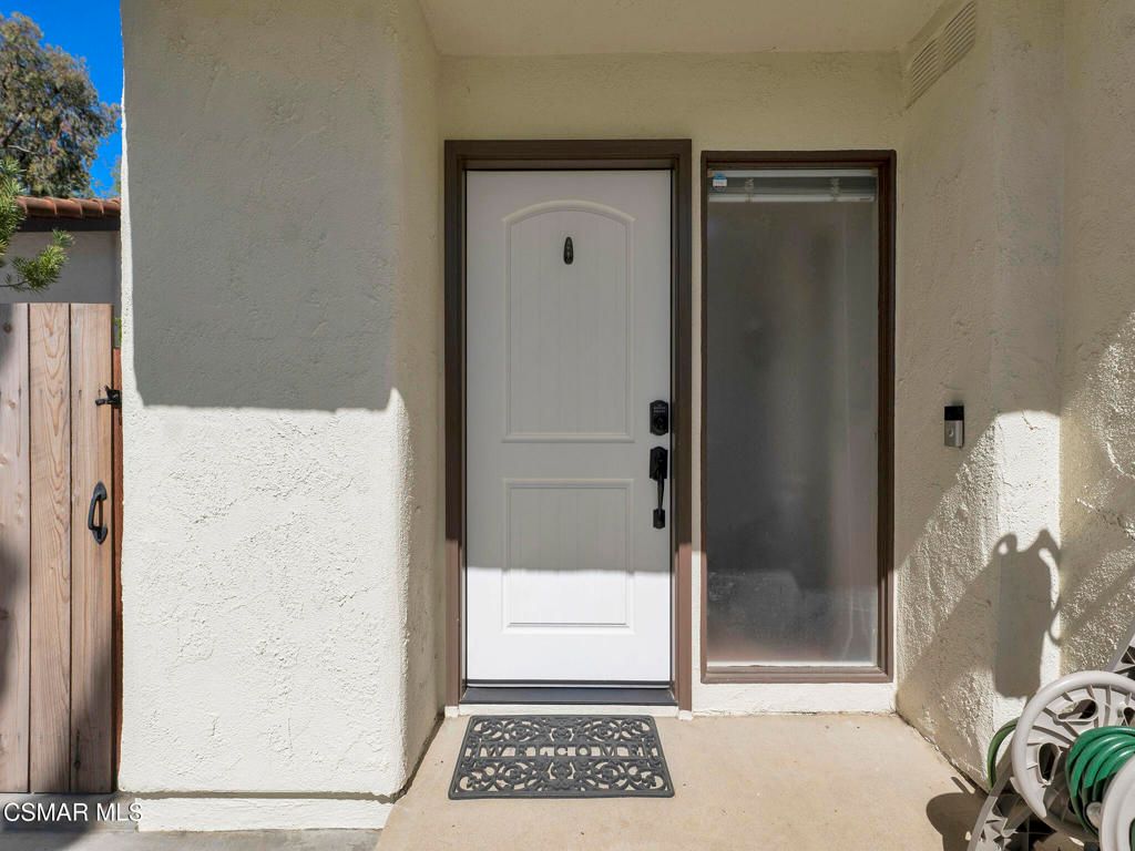 Image 4 of property listing at 833 Shadow Lake Drive, Thousand Oaks, CA 91360