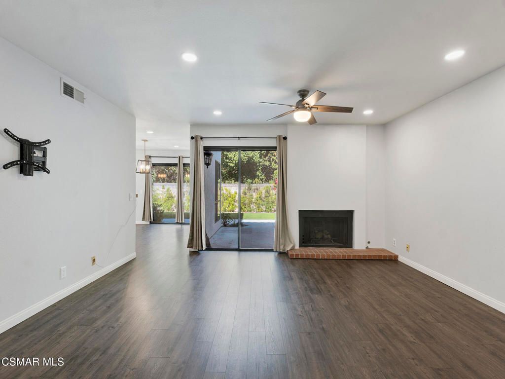 Image 7 of property listing at 833 Shadow Lake Drive, Thousand Oaks, CA 91360