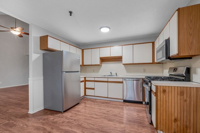 124 Tennis Plaza Rd 56, Dracut, MA 01826