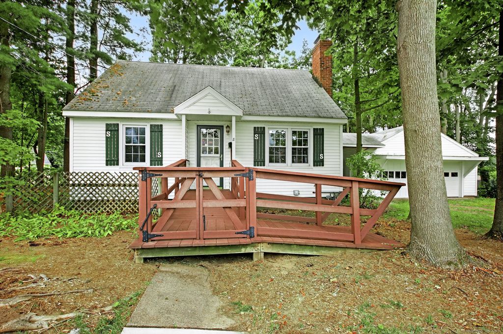 8 Hendee Road, Manchester, CT 06040