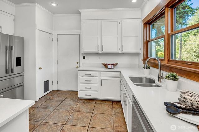 2541 10th Avenue W, Seattle, WA 98119