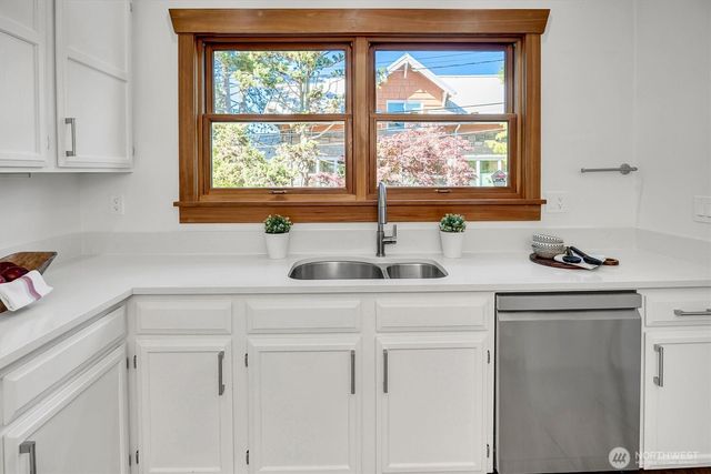 2541 10th Avenue W, Seattle, WA 98119