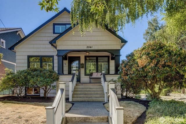 2541 10th Avenue W, Seattle, WA 98119