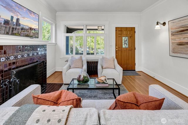 2541 10th Avenue W, Seattle, WA 98119