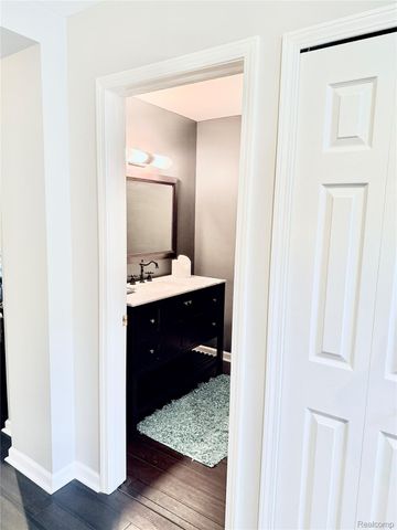 7288 Simsbury Dr. Drive 24, West Bloomfield Charter Township, MI 48322