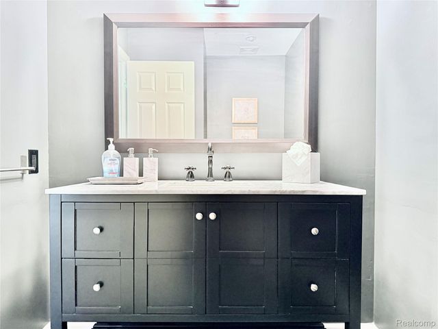 7288 Simsbury Dr. Drive 24, West Bloomfield Charter Township, MI 48322