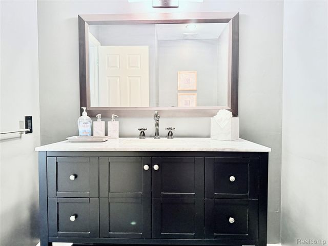 7288 Simsbury Dr. Drive 24, West Bloomfield Charter Township, MI 48322