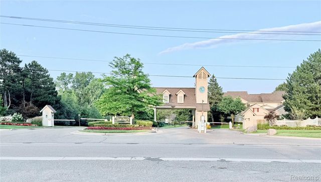 7288 Simsbury Dr. Drive 24, West Bloomfield Charter Township, MI 48322