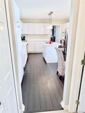 7288 Simsbury Dr. Drive 24, West Bloomfield Charter Township, MI 48322