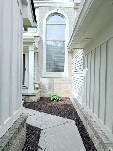 7288 Simsbury Dr. Drive 24, West Bloomfield Charter Township, MI 48322