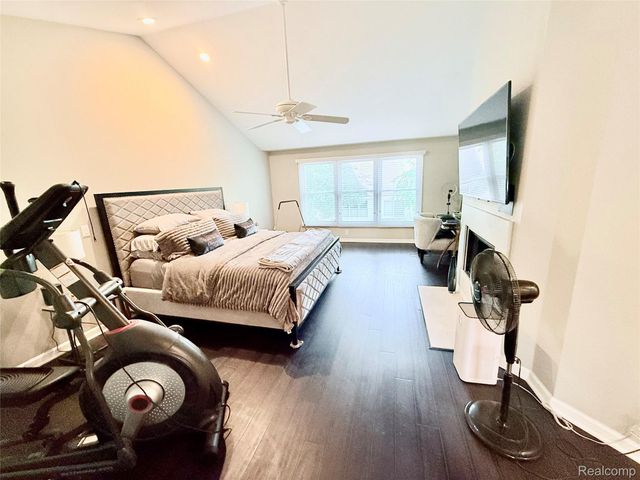 7288 Simsbury Dr. Drive 24, West Bloomfield Charter Township, MI 48322