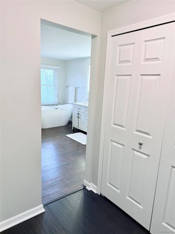 7288 Simsbury Dr. Drive 24, West Bloomfield Charter Township, MI 48322