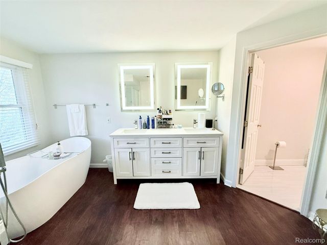 7288 Simsbury Dr. Drive 24, West Bloomfield Charter Township, MI 48322