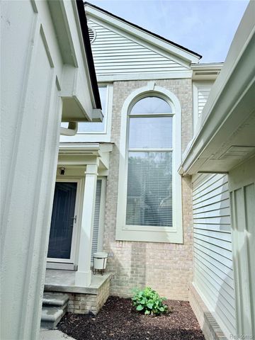 7288 Simsbury Dr. Drive 24, West Bloomfield Charter Township, MI 48322