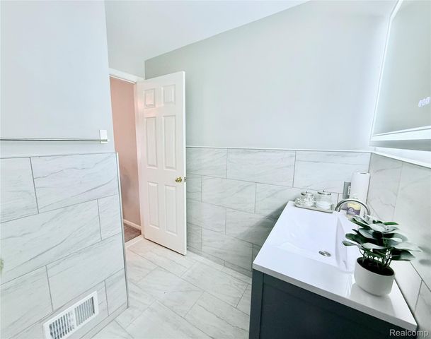 7288 Simsbury Dr. Drive 24, West Bloomfield Charter Township, MI 48322