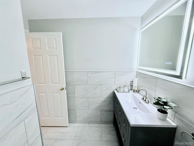 7288 Simsbury Dr. Drive 24, West Bloomfield Charter Township, MI 48322