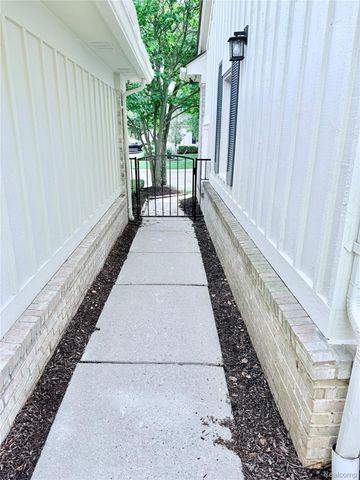 7288 Simsbury Dr. Drive 24, West Bloomfield Charter Township, MI 48322