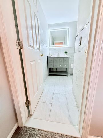 7288 Simsbury Dr. Drive 24, West Bloomfield Charter Township, MI 48322