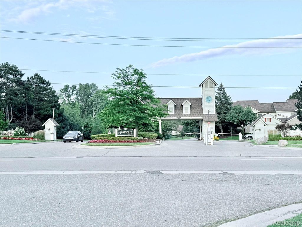 7288 Simsbury Dr. Drive 24, West Bloomfield Charter Township, MI 48322