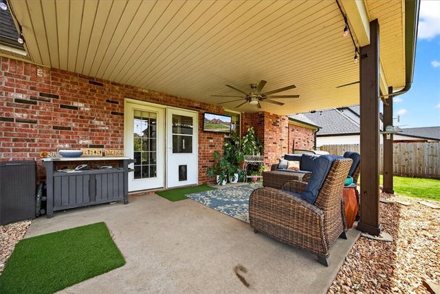 402 SE Hendrix Street, Bentonville, AR 72712