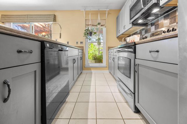 940 Central Avenue 18, Fort Walton Beach, FL 32547