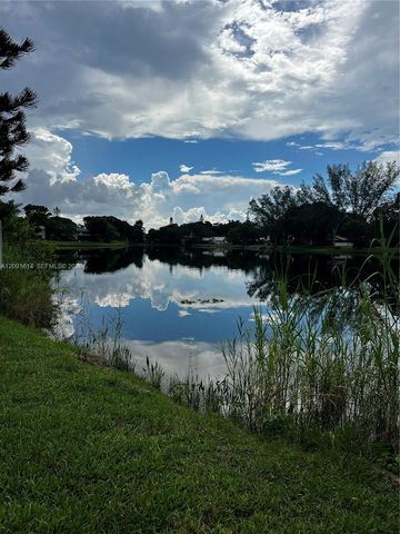 3720 Inverrary Drive 1W, Lauderhill, FL 33319