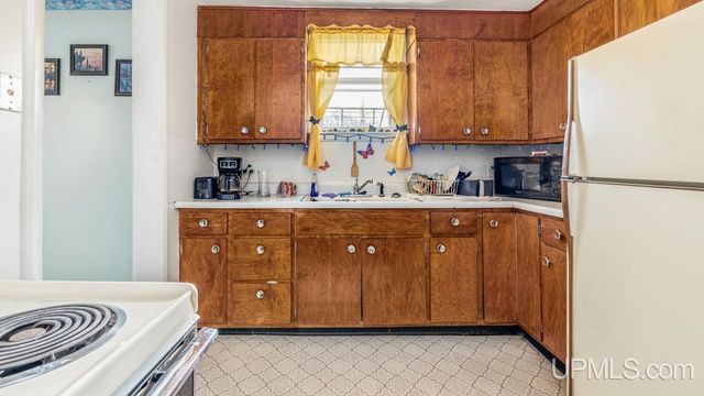 424 6th Street, Iron Mountain, MI 49801