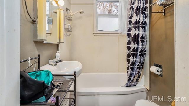 424 6th Street, Iron Mountain, MI 49801