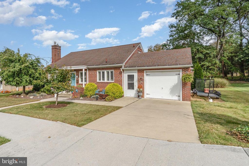 Image 2 of property listing at 904 S 12TH ST, Lebanon, PA 17042