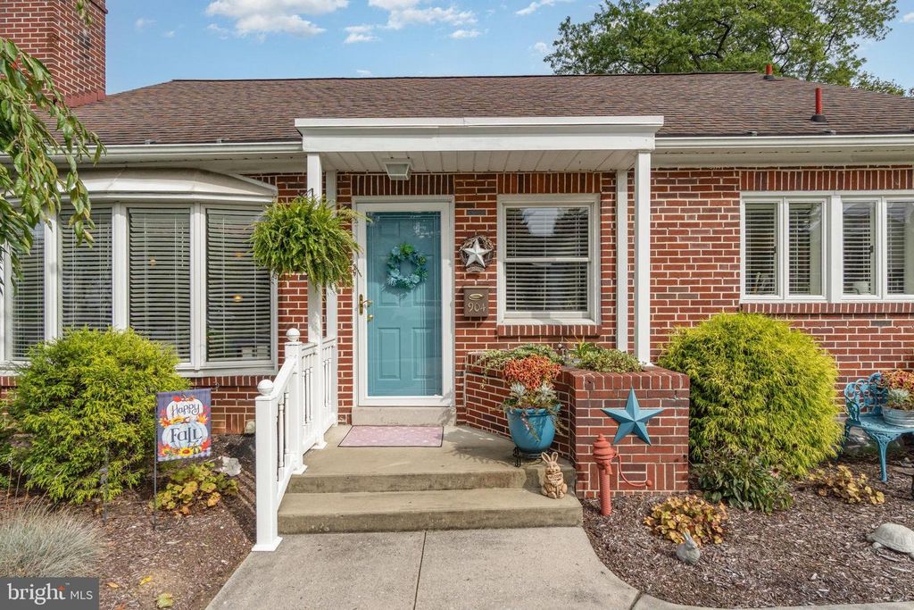 Image 3 of property listing at 904 S 12TH ST, Lebanon, PA 17042