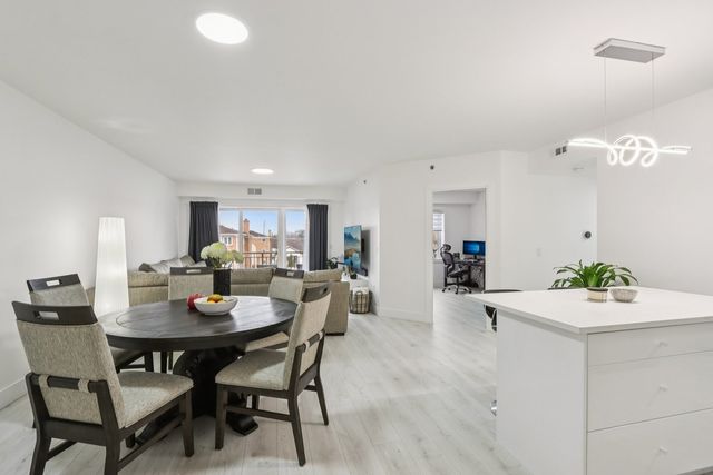 9864 LELAND Avenue 309, Schiller Park, IL 60176