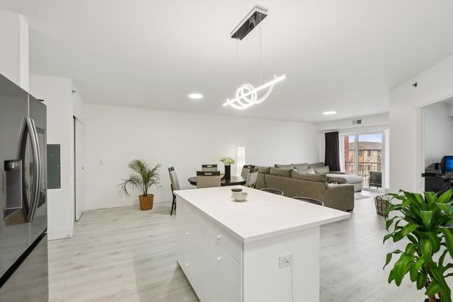 9864 LELAND Avenue 309, Schiller Park, IL 60176