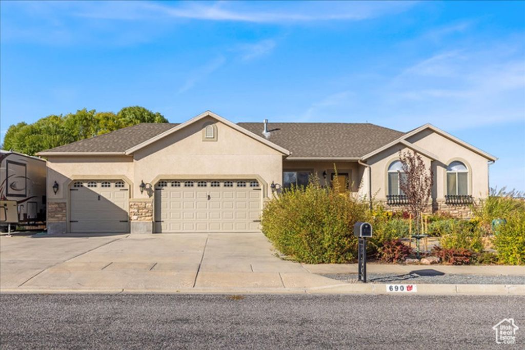 690 W SAGEWOOD CIR, Grantsville, UT 84029