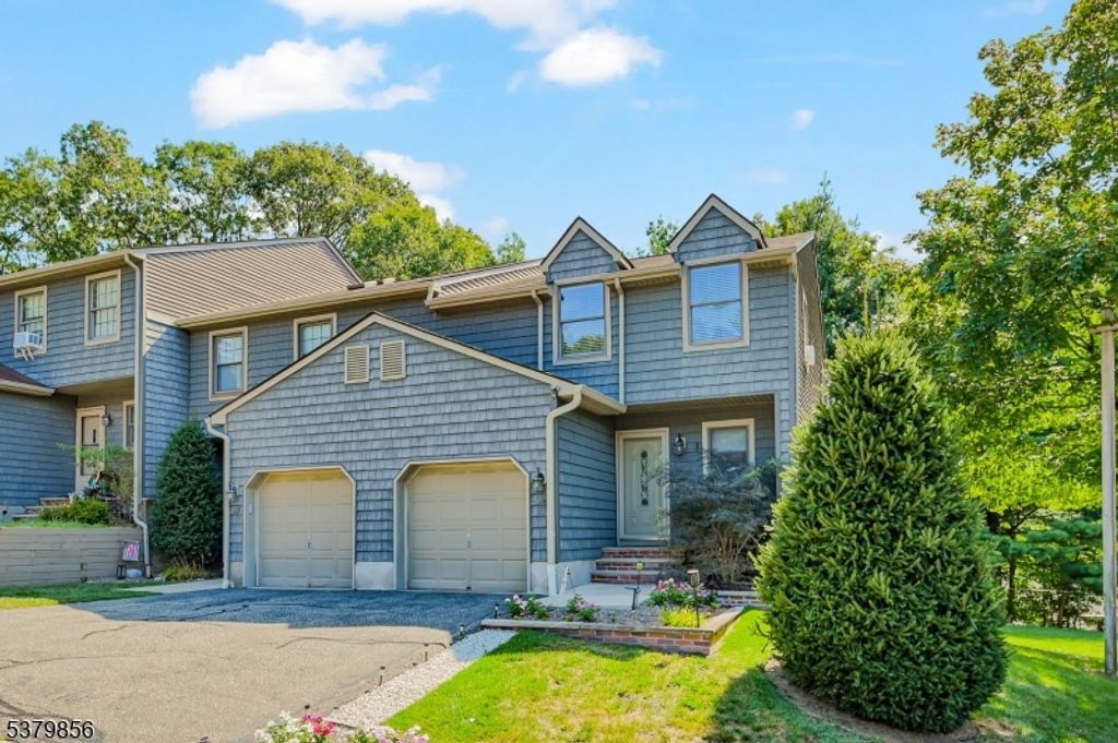 14 Mountain Ridge Rd, Bloomingdale Boro, NJ 07403