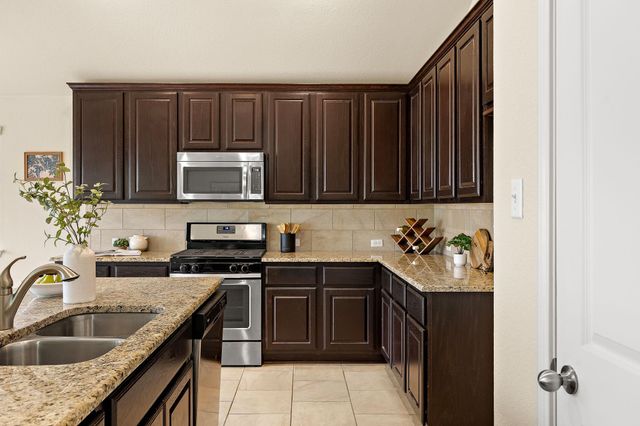 221 Loch Lomond ST, Hutto, TX 78634