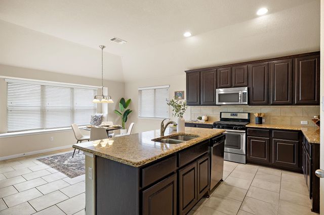 221 Loch Lomond ST, Hutto, TX 78634