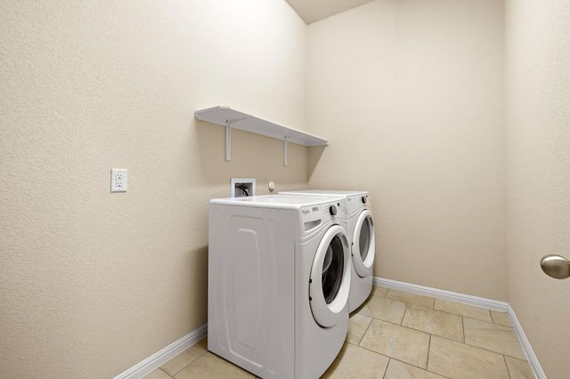 221 Loch Lomond ST, Hutto, TX 78634