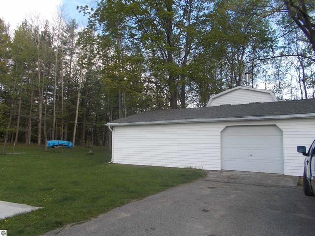 8101 Long Lake Road, Hale, MI 48739