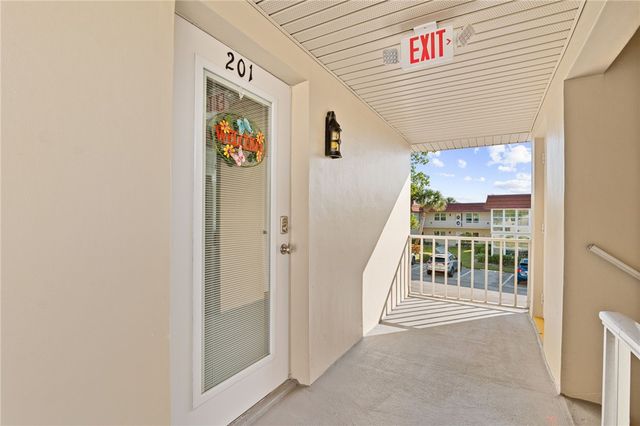 110 Springlake Court 201, Vero Beach, FL 32962