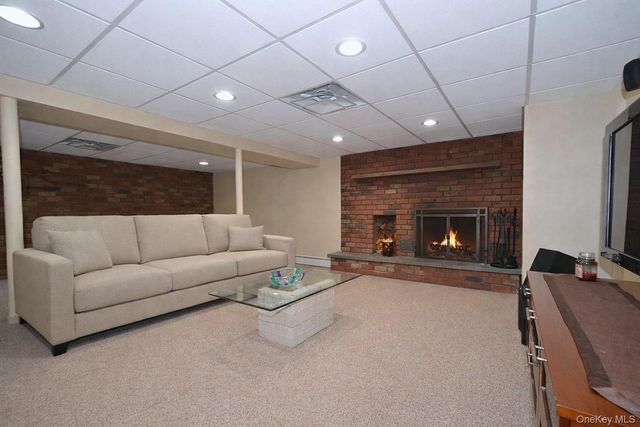 9 Agnes Court, Melville, NY 11747