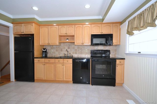 9 Agnes Court, Melville, NY 11747