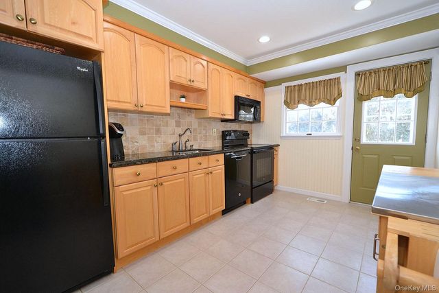 9 Agnes Court, Melville, NY 11747