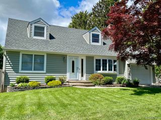 9 Agnes Court, Melville, NY 11747