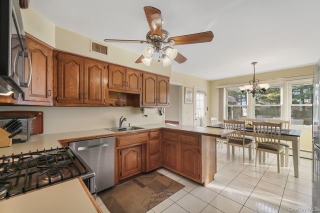 16 Ethan Allen Court, Orangeburg, NY 10962