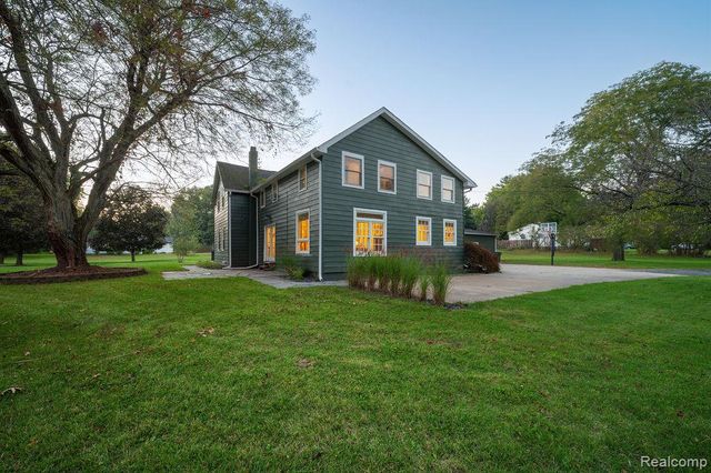 9695 Community Hall Road, Union Pier, MI 49129