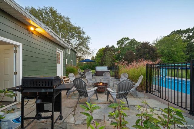 9695 Community Hall Road, Union Pier, MI 49129